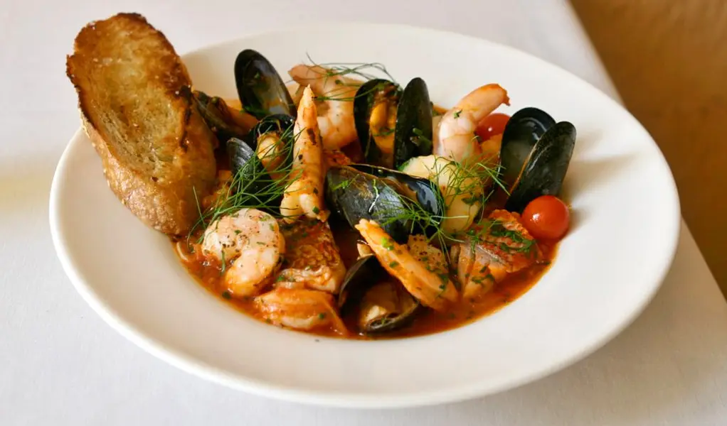 What are the must-try traditional Tuscan dishes?